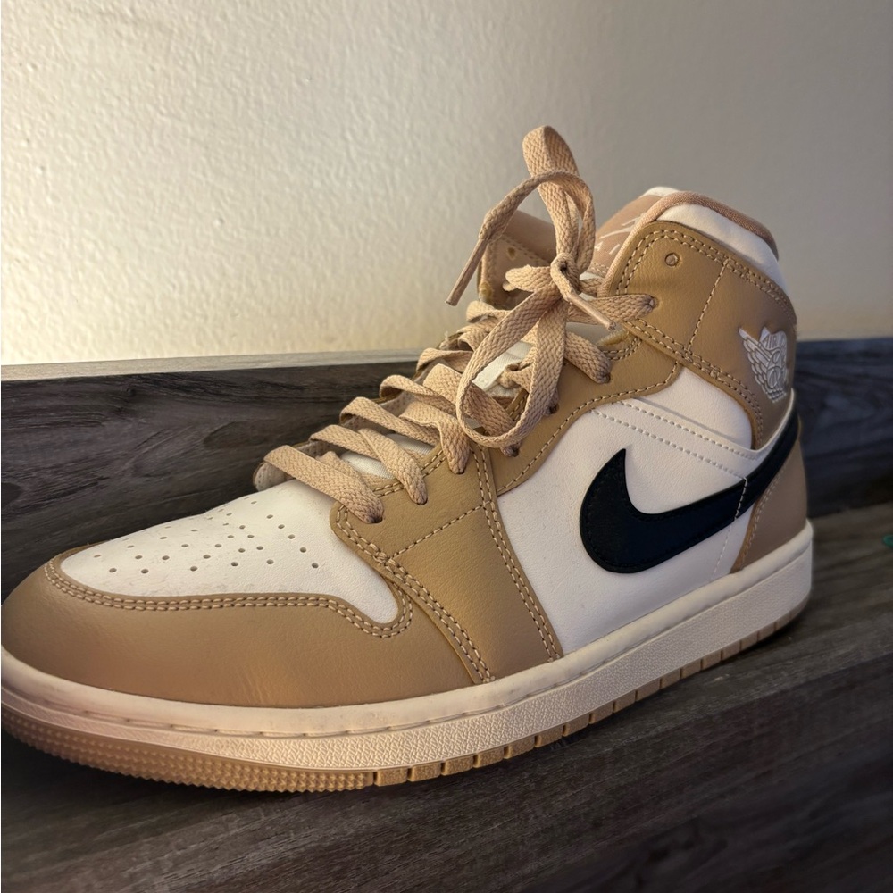 Air Jordan Mid 1